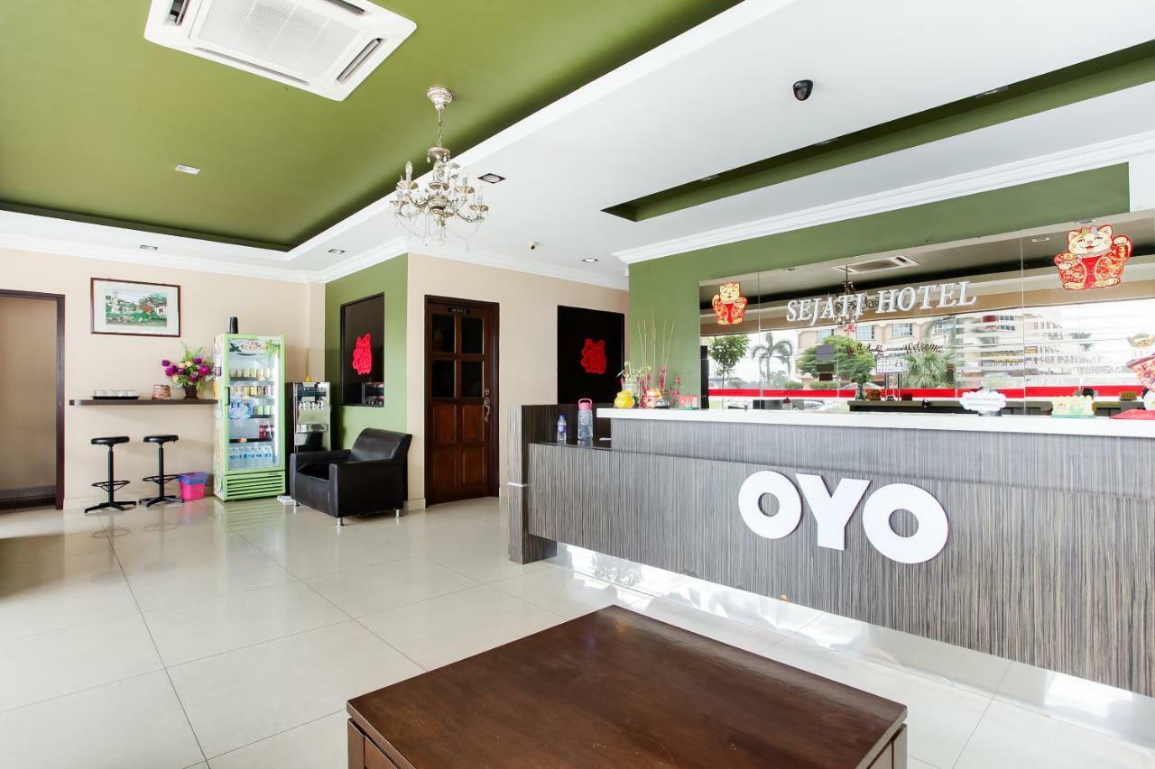 Oyo 89518 Sejati Hotel Ситиаван Екстериор снимка